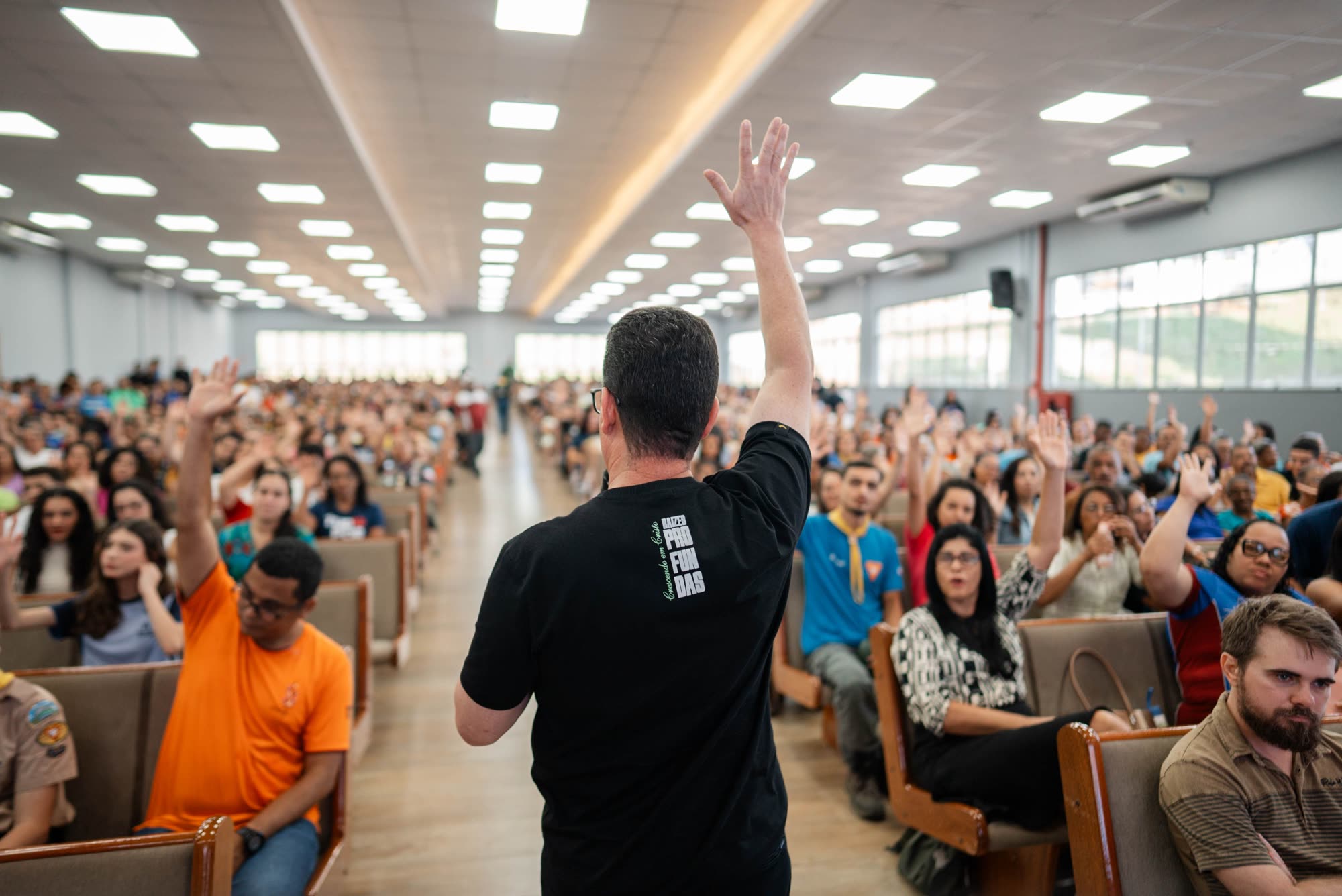 Congregação em momento de oração e adoração