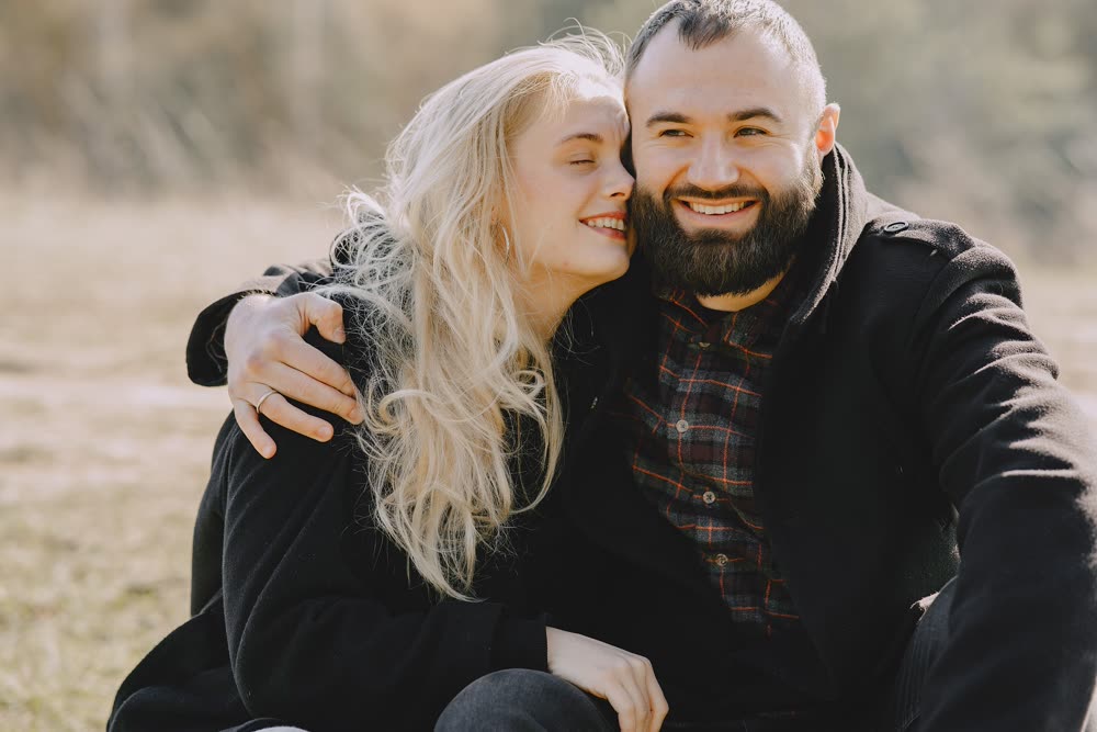 Casal sorrindo, abraçados